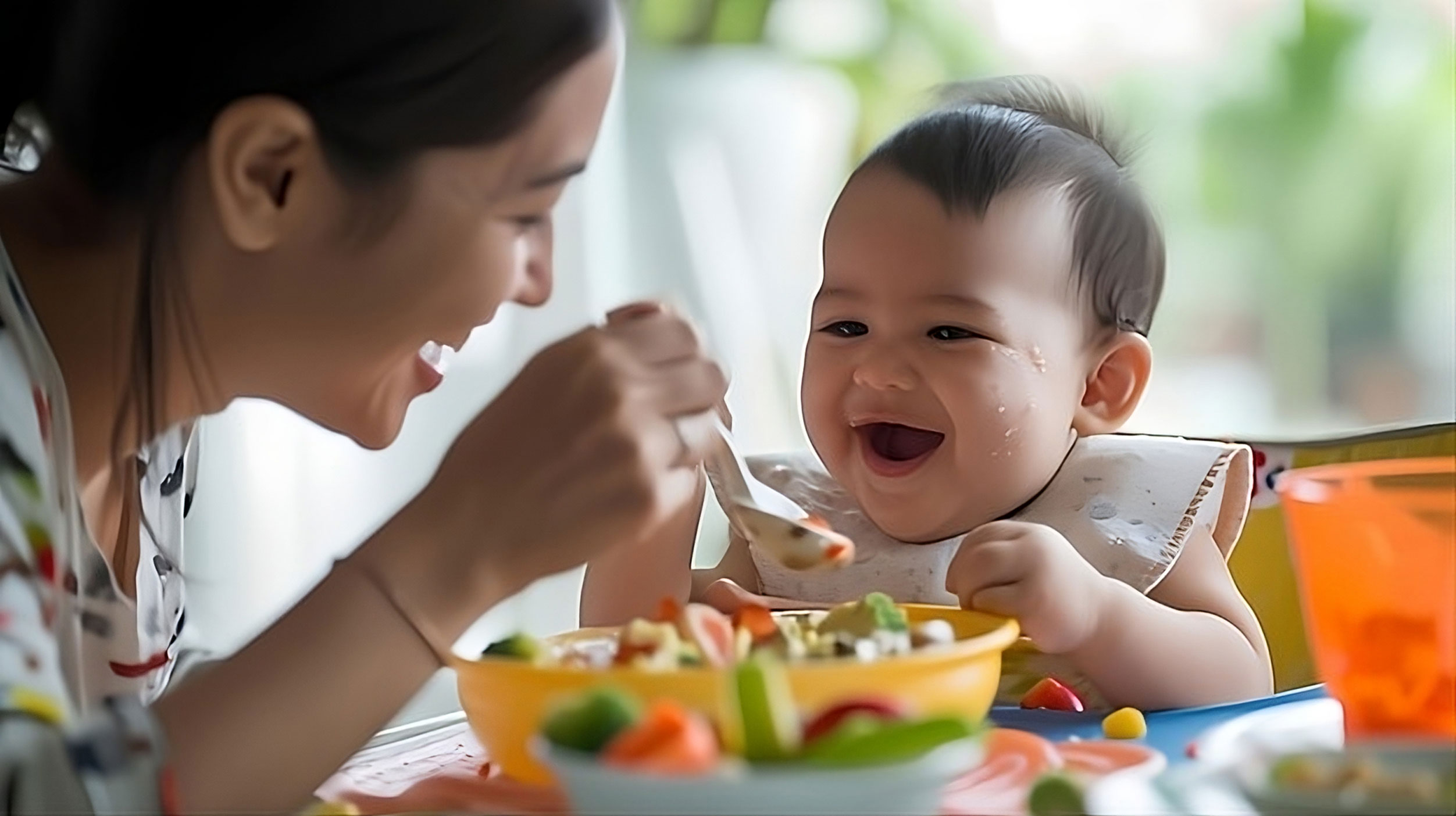 Bebé comiendo papilla. Recetado por un pediatra